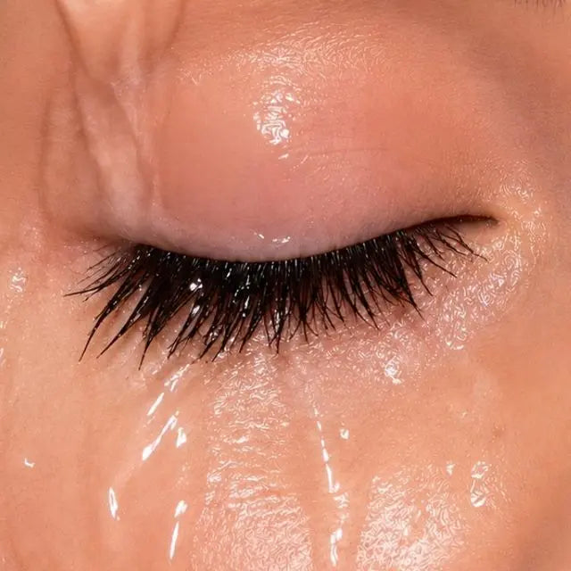 Befeuchte deine Wimpern gründlich